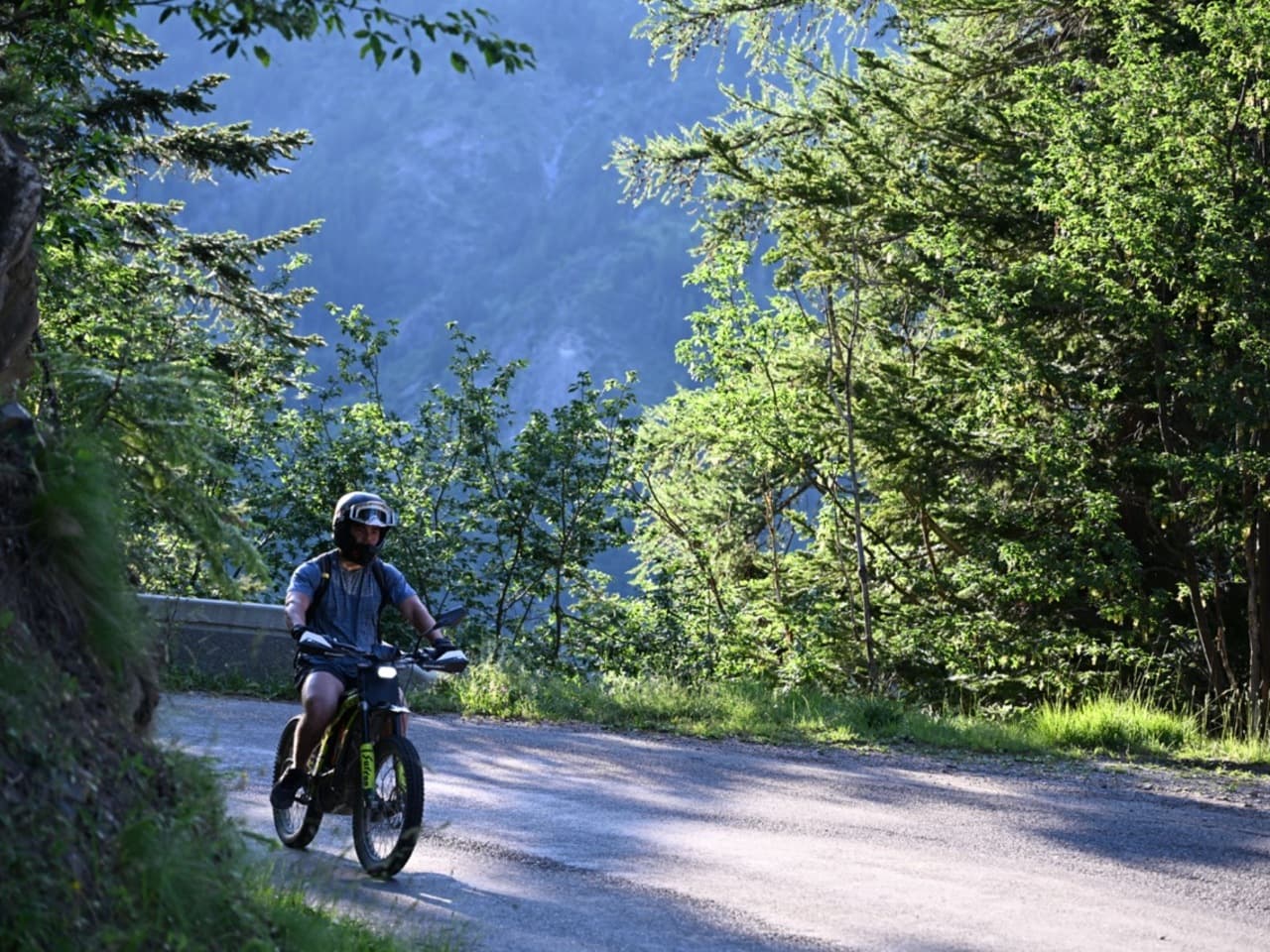 Véhicule électrique deux roues sur route